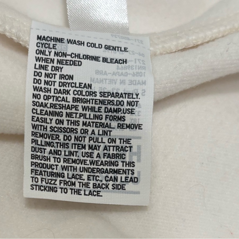 Uniqlo Off-White Turtleneck Sweater - Picture 5 of 5